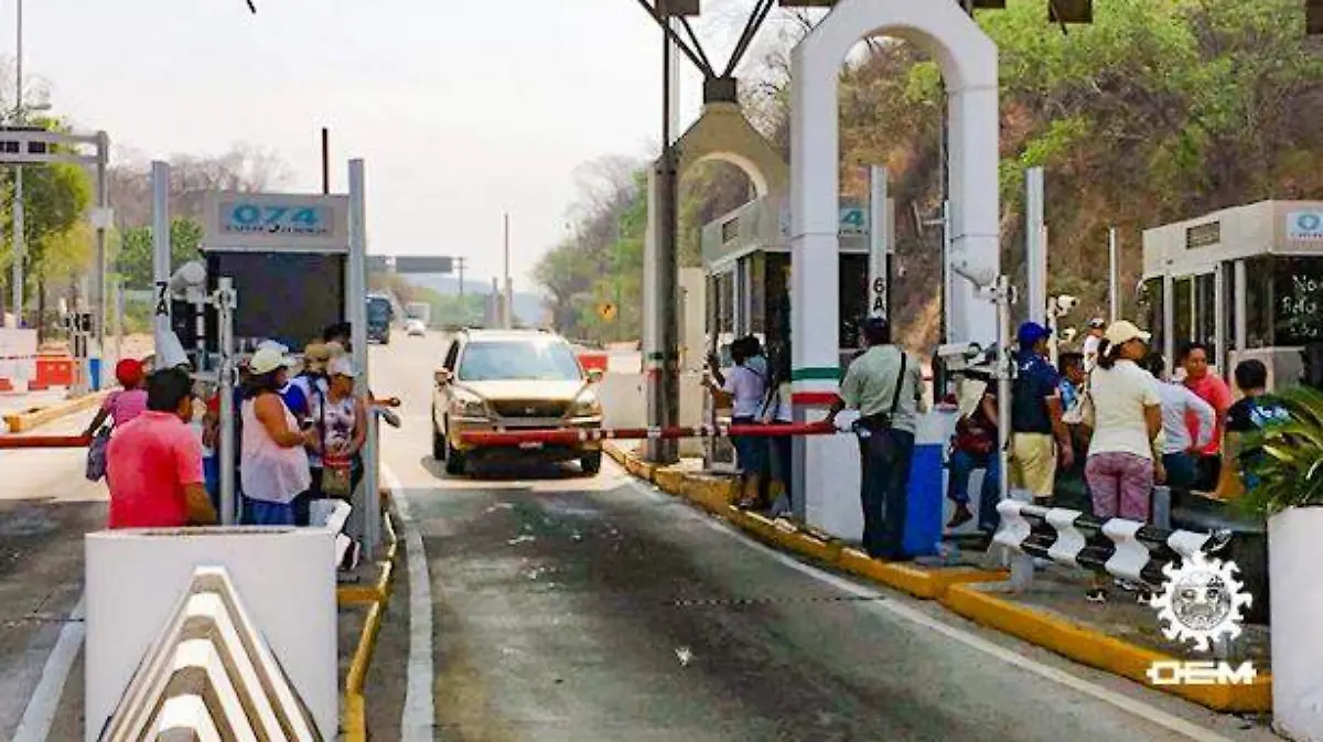 Acapulco - Toman las casetas de la autopista del sol en Acapulco y Chilpancingo